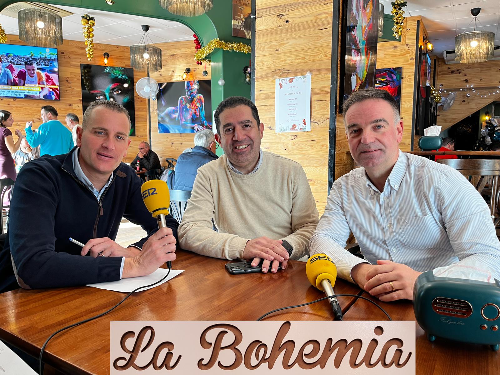 El alcalde de Alcoy, Antonio Francés, junto al concejal de Deportes Alberto Belda y el asesor Javi López, en La Bohemia