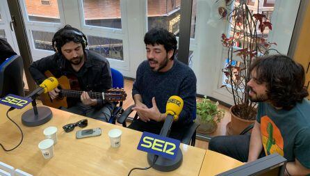 Manu, Farru y Jaime, componentes de Tacones con Jamones interpretando en directo para el programa Hoy por hoy el tema &#039;Señora lapa&#039;