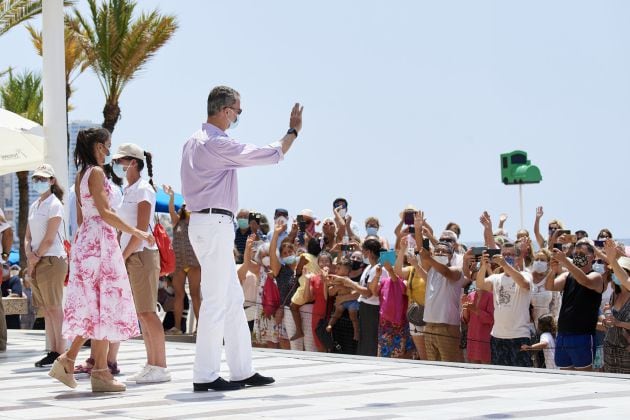 BENIDORM, SPAIN - JULY 03: King Felipe VI of Spain and Queen Letizia of Spain walk through the seafront of Levantes beach on July 03, 2020 in Benidorm, Spain. This trip is part of a royal tour that will take King Felipe and Queen Letizia through several Spanish Autonomous Communities with the objective of supporting economic, social and cultural activity after the Coronavirus outbreak.