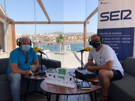 Ginés Campillo (izquierda) y Joaquín Guillén (derecha) en el interior del Puerto Deportivo de Mazarrón durante la emisión de &#039;La radio al sol&#039;