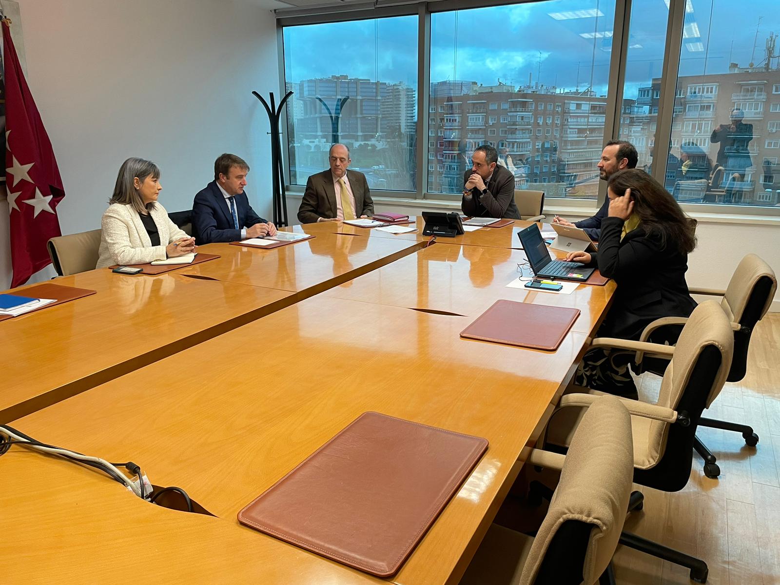 Reunión del alcalde de Tres Cantos, Jesús Moreno con el viceconsejero de Educación, Manuel Bautista para reiterar la solicitud de construcción de un nuevo colegio