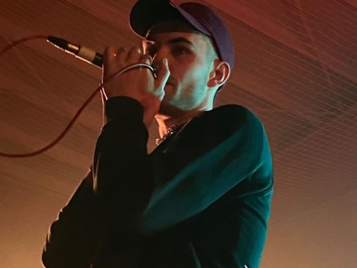 John Pollõn firma con el sello discográfico de Warner Music