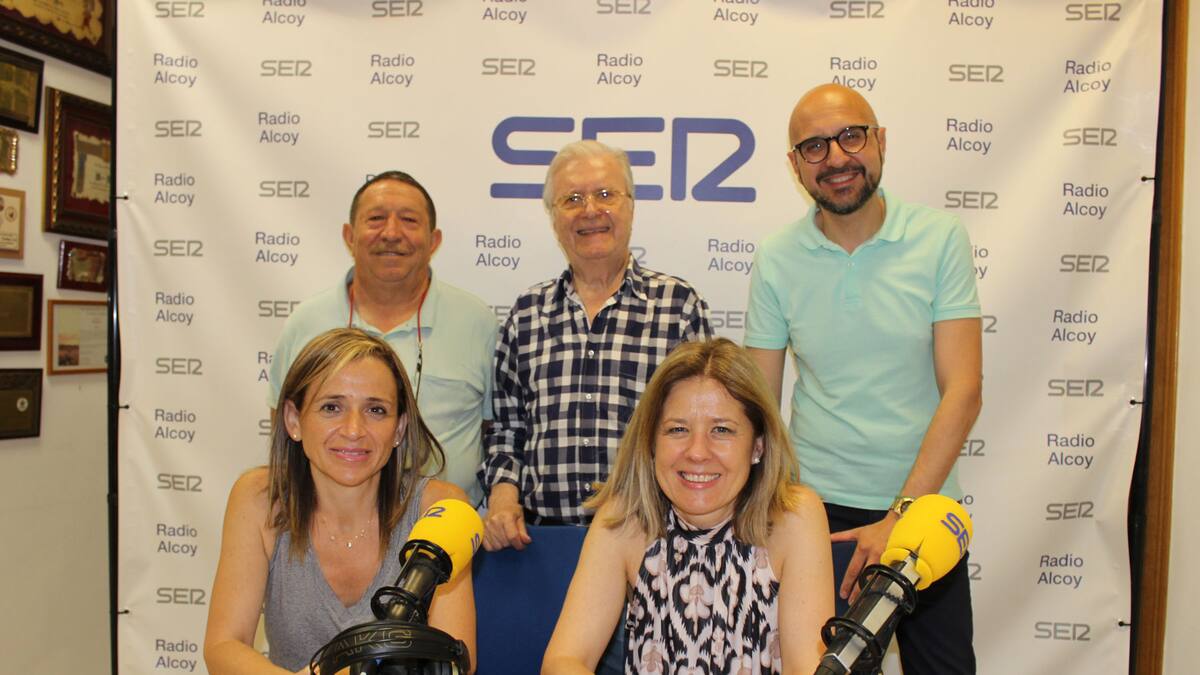 Componentes de la nueva junta directiva de la Asociación de San Jorge, en Amagatalls de la Festa