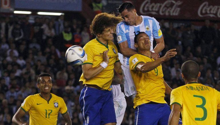 Funes Mori busca el remate ante David Luiz   