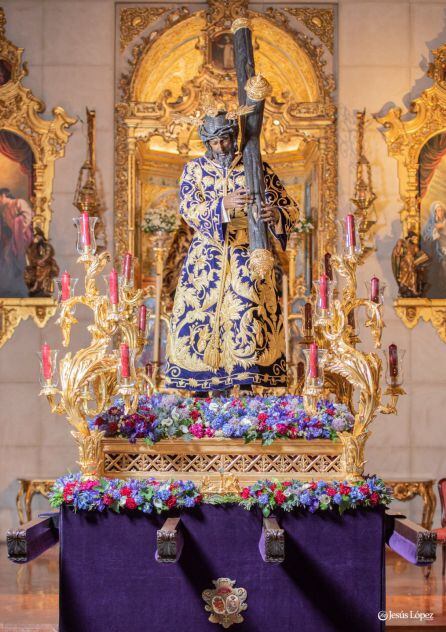 La imagen del Señor de la Salud sobre las andas preparadas para presidir este lunes el Viacrucis de las Hermandades