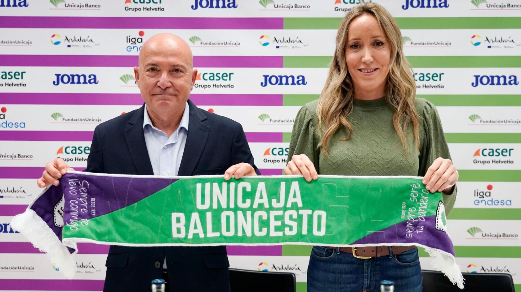 Marta Fernández, junto al presidente del Unicaja, Antonio López Nieto