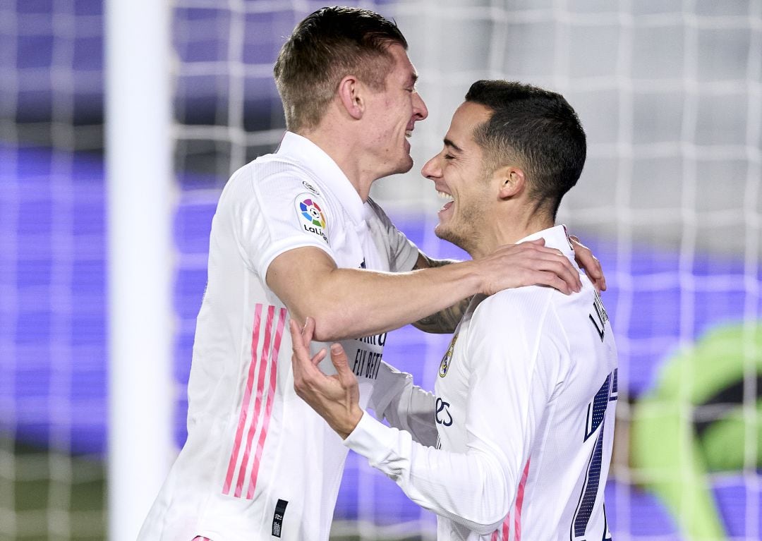 Toni Kroos abraza a su compañero Lucas Vázquez