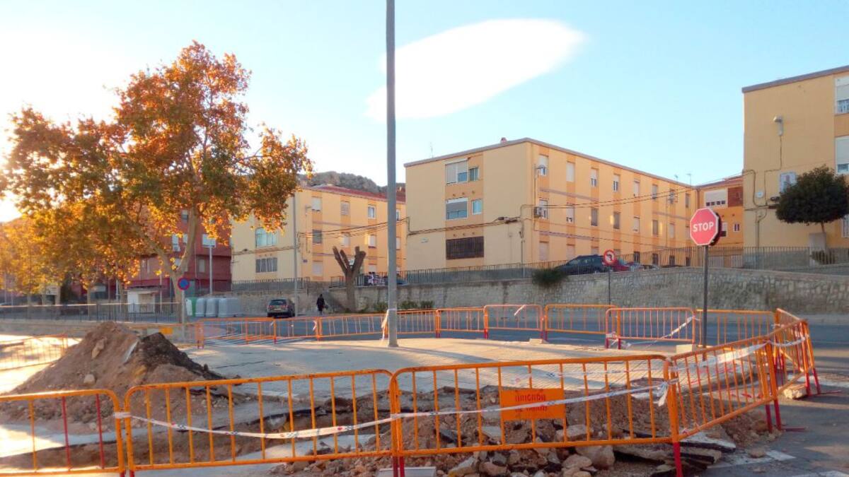 Elda contrata a una empresa para que repare el socavón en la avenida de Monóvar