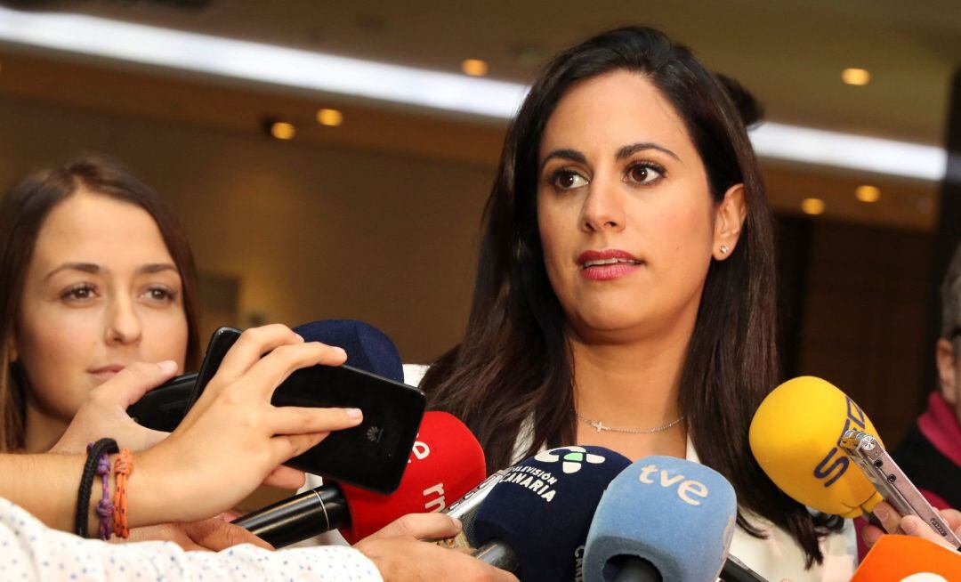 La dirigente de Ciudadanos en Canarias, Vidina Espino, atiende a los medios de comunicación tras reunirse el lunes en Las Palmas de Gran Canaria con dirigentes del PSOE en las negociaciones para conformar el nuevo Gobierno de Canarias y otras instituciones de la comunidad autónoma.