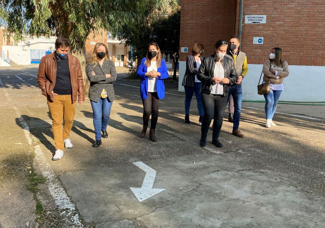 La alcaldesa de La Carolina, Yolanda Reche (centro), junto a responsables de la comunidad educativa del colegio, visita el patio del centro.