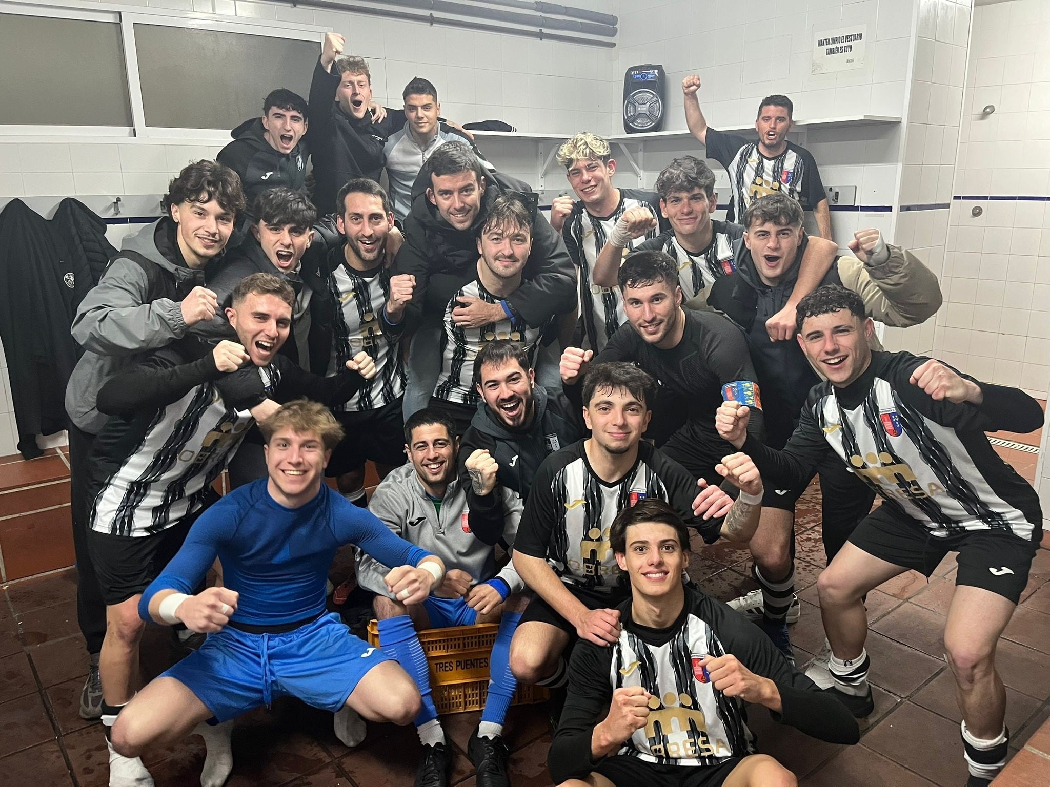 El Benirredrà CF celebrando una victoria.