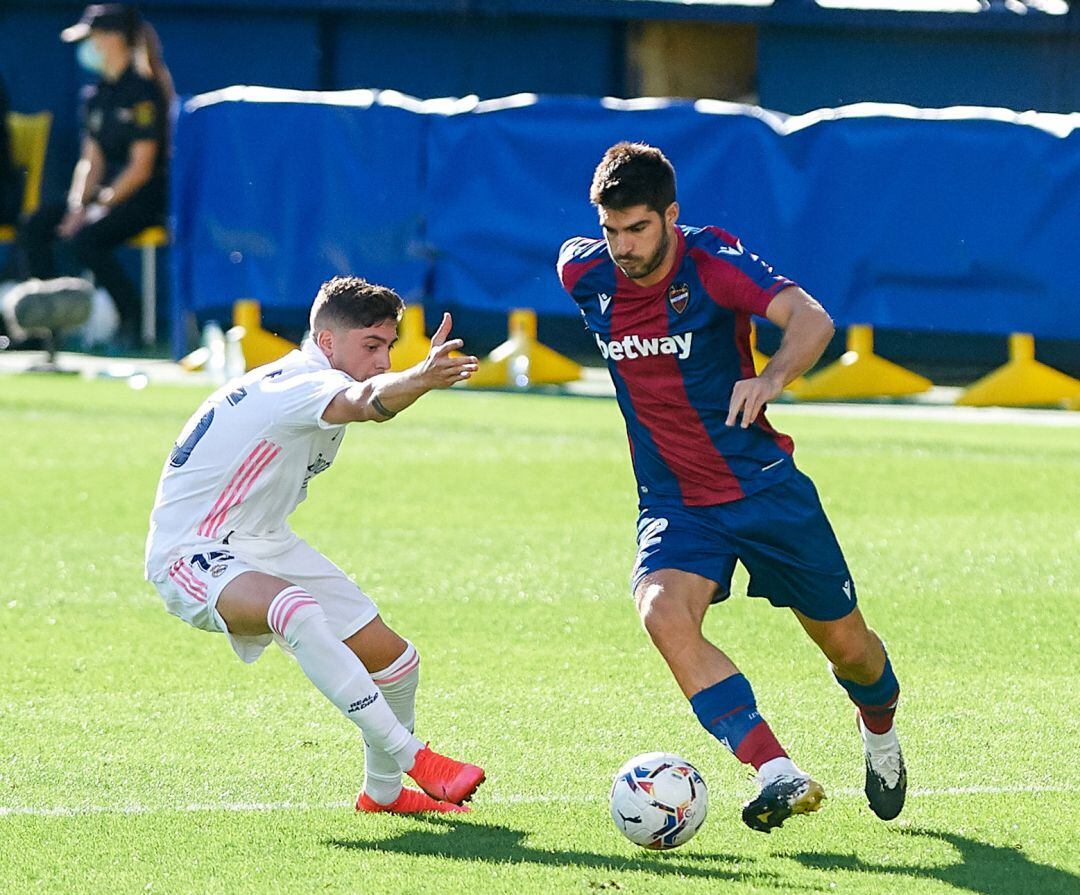 Melero of Levante UD and Fede Valverde of Real Madrid during the La Liga Santander 