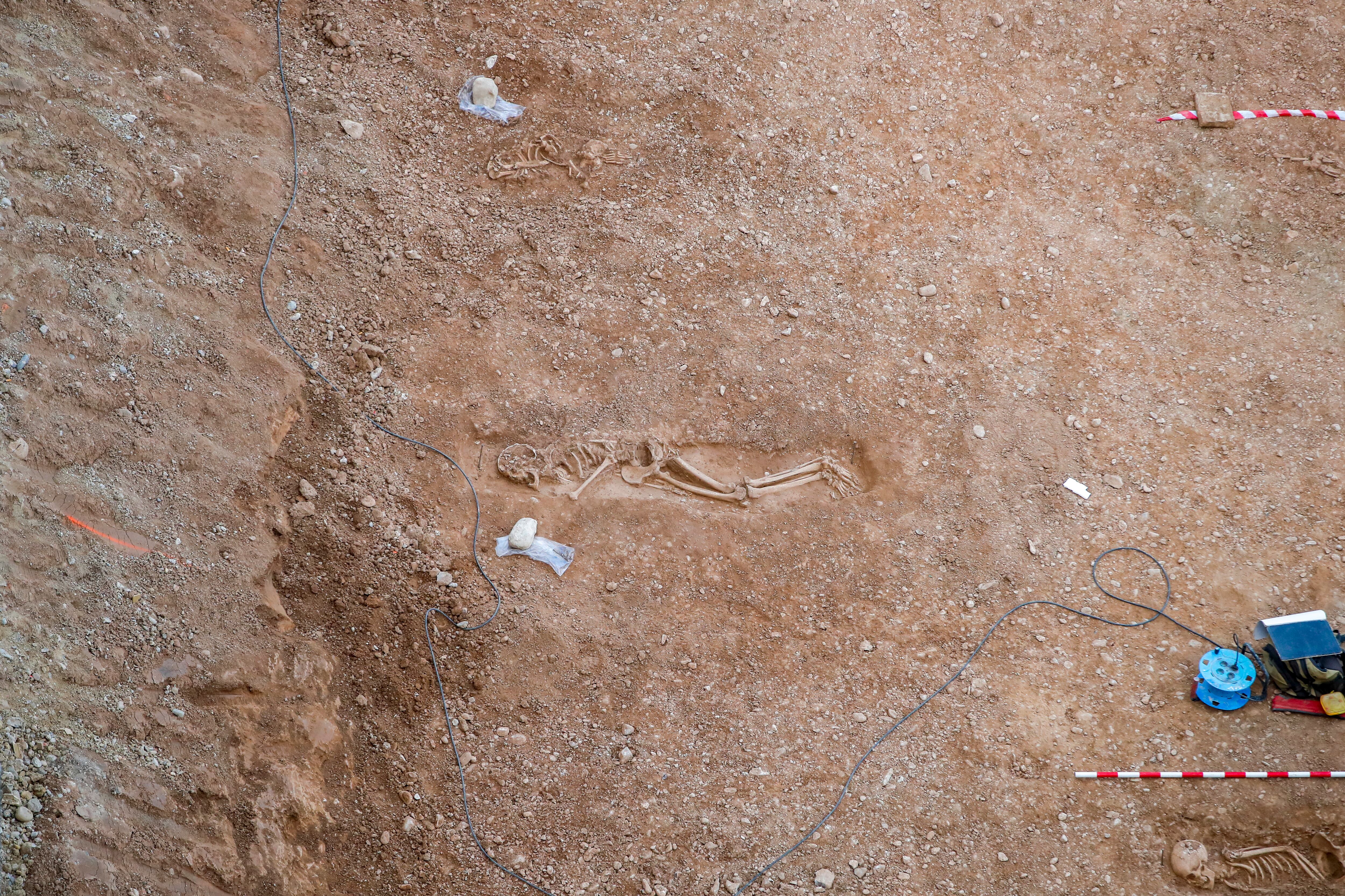 ZARAGOZA, 18/01/2024.- Vista de las obras de un edificio en la calle José Luis Pomarón de Zaragoza, en el centro de la ciudad, que han sacado a la luz un enterramiento de varios esqueletos que al parecer pertenecen a una necrópolis musulmana del siglo XIII. Desde el servicio de Patrimonio Cultural del Gobierno de Aragón han confirmado a EFE que se han localizado seis esqueletos, al parecer en no muy buen estado de conservación. Los arqueólogos han acudido al lugar para analizar estos enterramientos y determinar las condiciones en las que se va a practicar su exhumación para el estudio posterior de los restos.-EFE/ Javier Cebollada