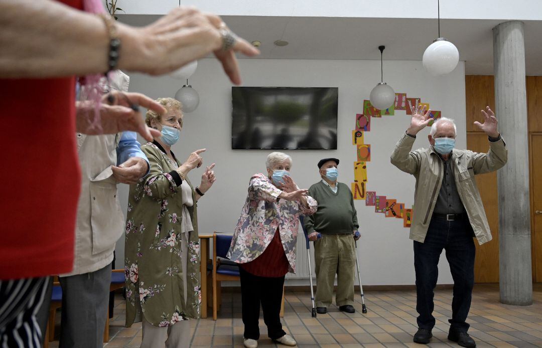 Archivo - Varios ancianos en una de las salas de la Residencia de mayores de Carballo.