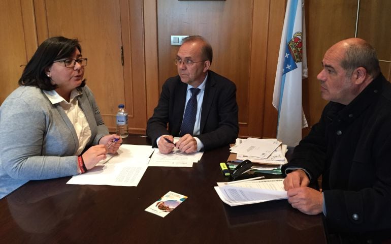 El alcalde de Ponteareas, Xosé Represas (centro), junto a dos concejales en el Concello.