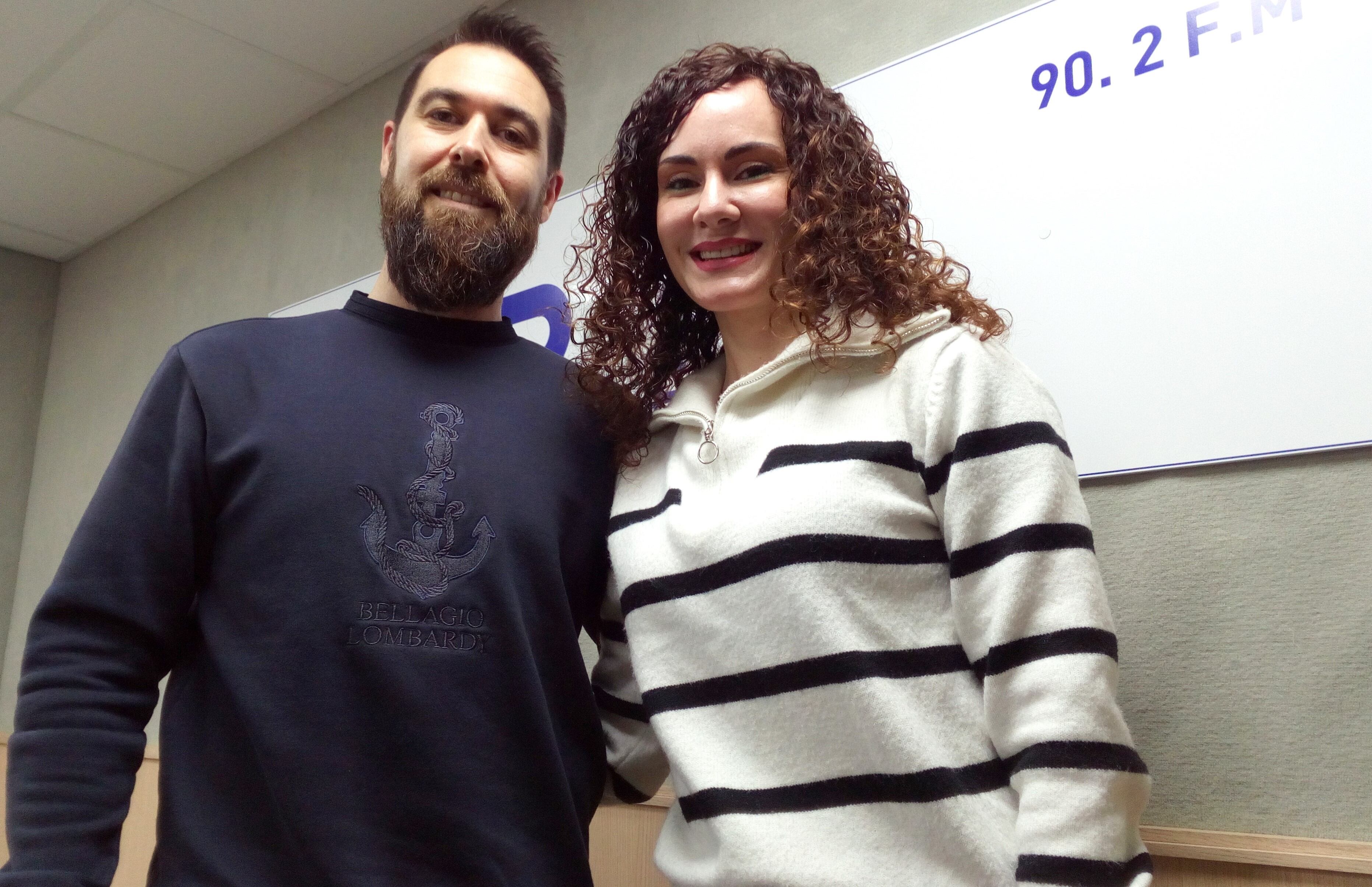 Laura y Carlos en el estudio de Radio Elda SER