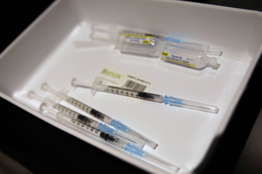 Archivo - Jeringuillas y viales con la vacuna de Pfizer contra el Covid-19, a 27 de mayo de 2021, en la Sala Berlín del estadio Camp Nou, en Barcelona, Catalunya (España). Este jueves ha abierto en el Camp Nou, estadio del FC Barcelona, un espacio para ad