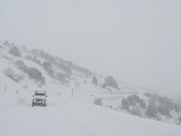 La carretera del Puerto de San Isidro, con varios centímetros de nieve tras las nevadas del fin de semana.