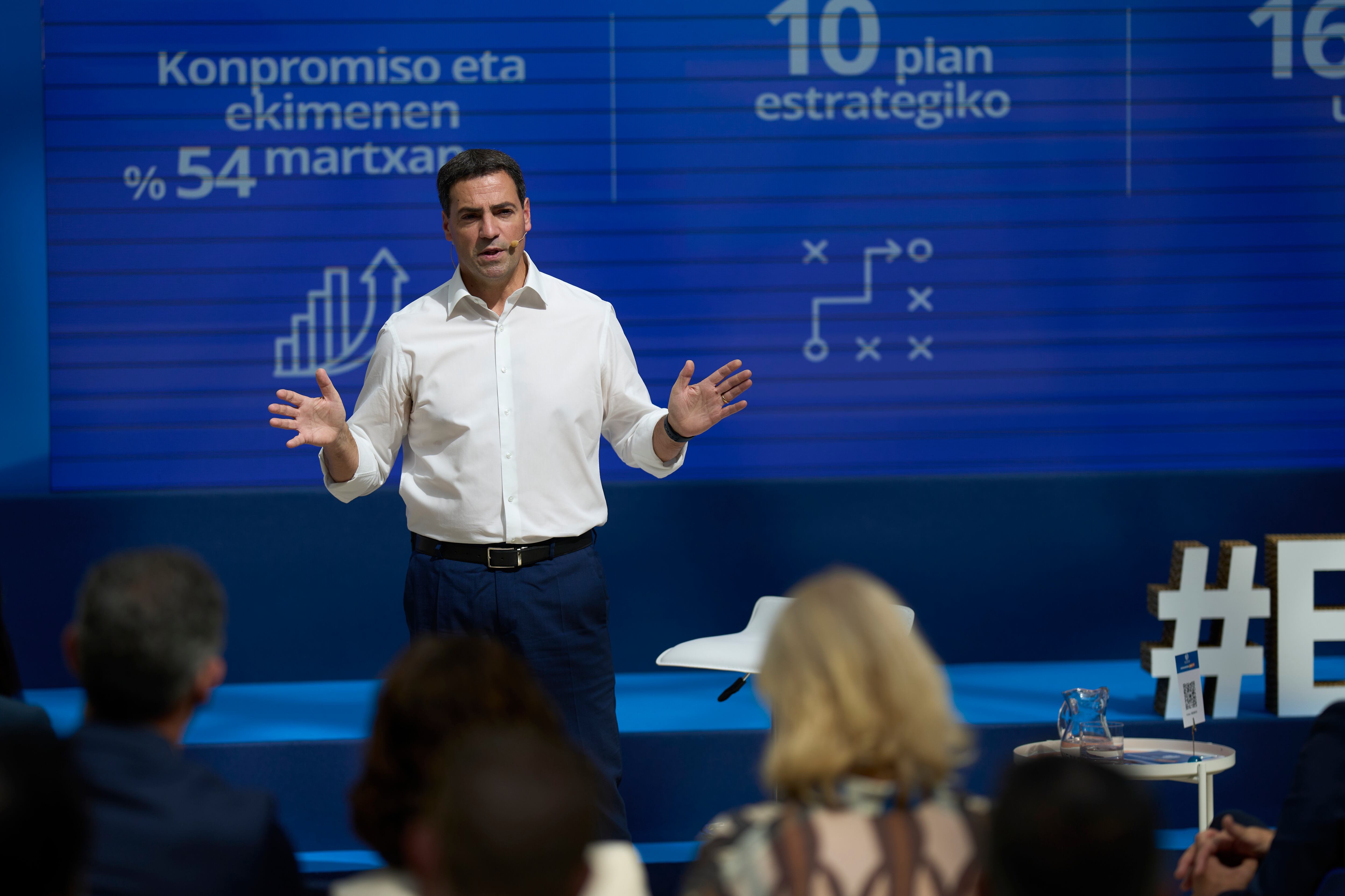 GRAFCAV8674. VITORIA (ESPAÑA), 12/06/2025.- El lehendakari, Imanol Pradales, acompañado de los consejeros del PNV y el PSE-EE que sustentan al Ejecutivo vasco, hace balance este jueves en Vitoria del primer año de su mandato. EFE/ ADRIÁN RUIZ HIERRO