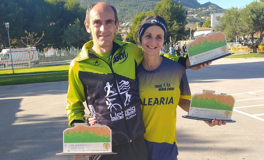 Nasio Cardona y Laurence Rastell con sus trofeos.