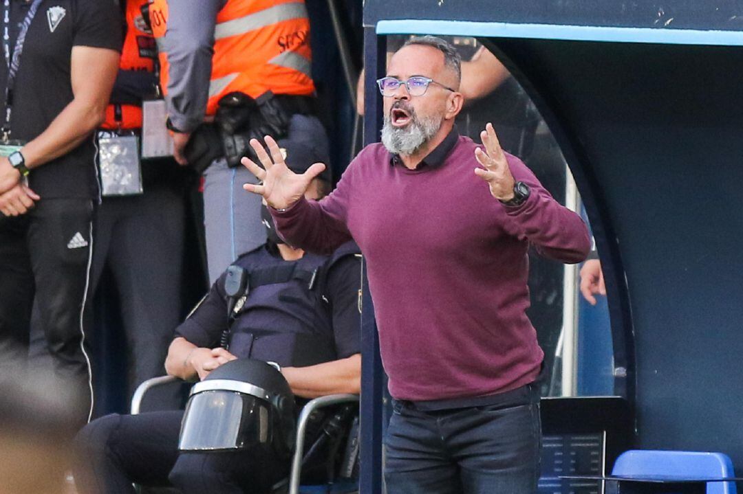 Cervera muestra su enfado durante una acción del partido que los cadistas jugaron ante el Villarreal.