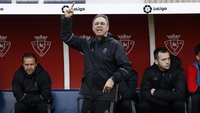 El nuevo entrenador de Osasuna, Joaquín Caparrós, dirige al equipo durante el partido amistoso que les ha enfrentado al Eibar