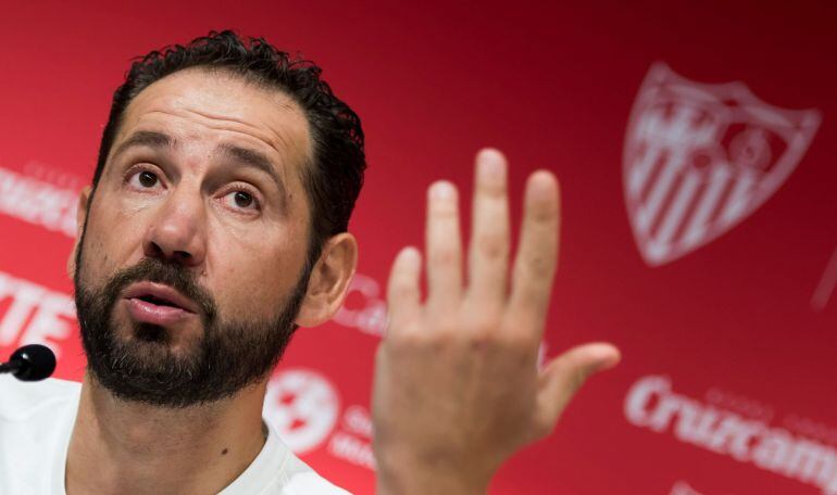 El entrenador del Sevilla FC, Pablo Machín, durante la rueda de prensa previa al encuentro de Liga Europa contra el Sigma Olomuc checo que se disputara mañana en el Sánchez Pizjuan. 