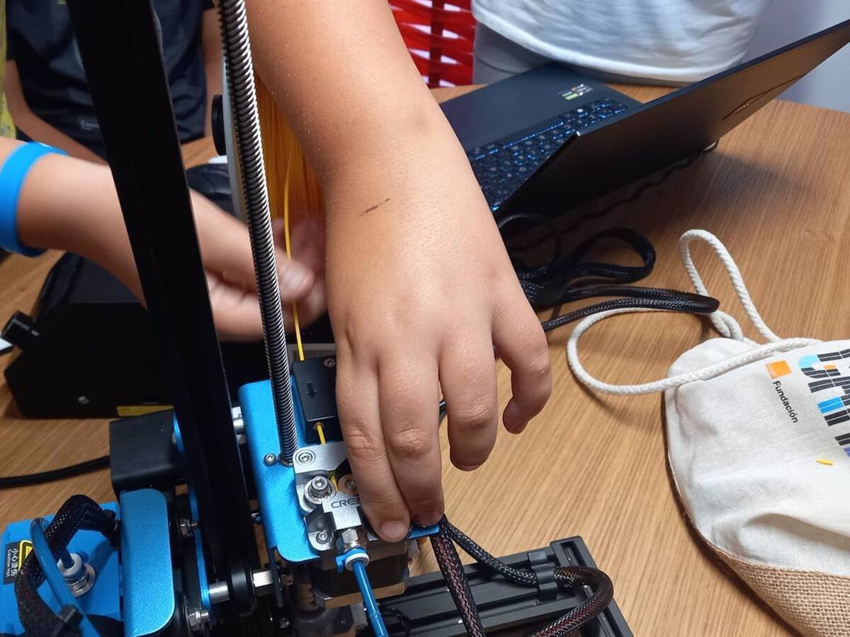 La Diputación de Málaga forma a jóvenes de Benarrabá en impresión 3D