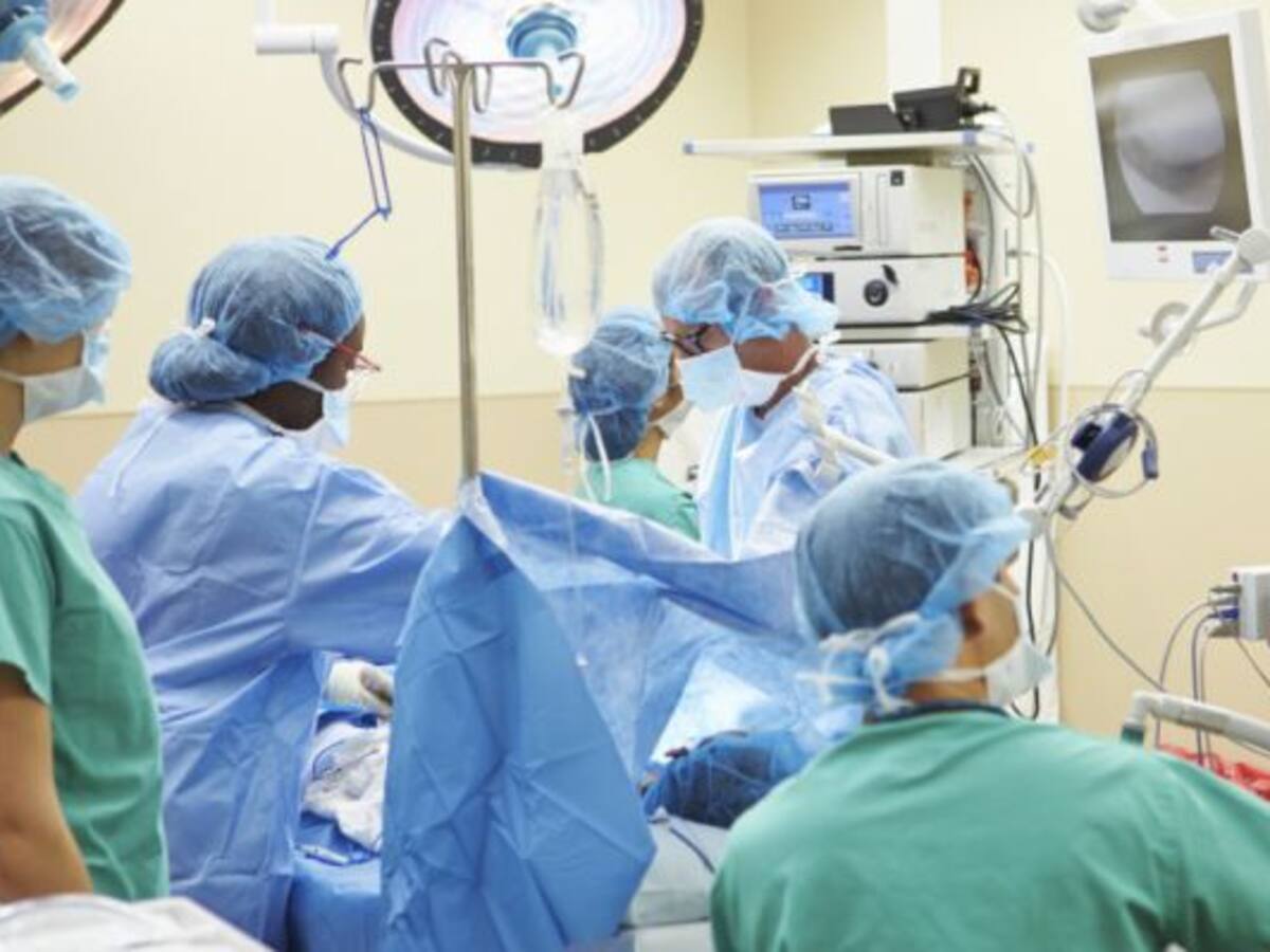 Reconstruyen la caja torácica de un hombre con una impresora 3D tras quitarle un tumor