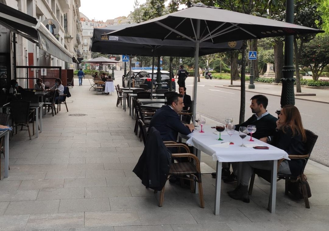 Dos coches de la Policía Nacional junto a una terrazas del centro de Vigo, este miércoles por la tarde.
