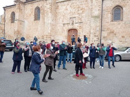 Muchos vecinos esperaron a la salida a la nueva formación con silbidos y críticas