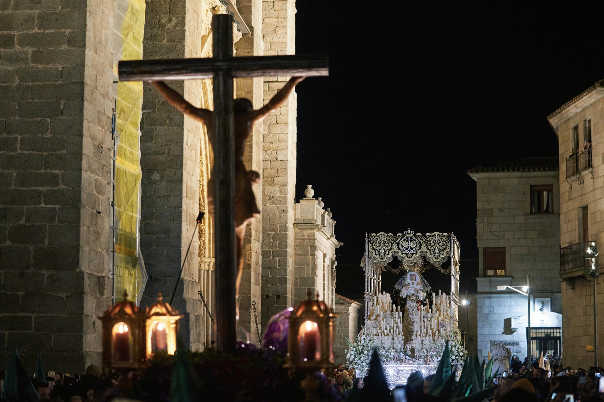 Un momento de la procesión de "El Encuentro", protagonizada por la Hermandad de Nuestra Señora de la Esperanza y el Santísimo Cristo de la Ilusión y Nuestra Señora de las Vacas, este lunes en la Plaza de la Catedral de Ávila.