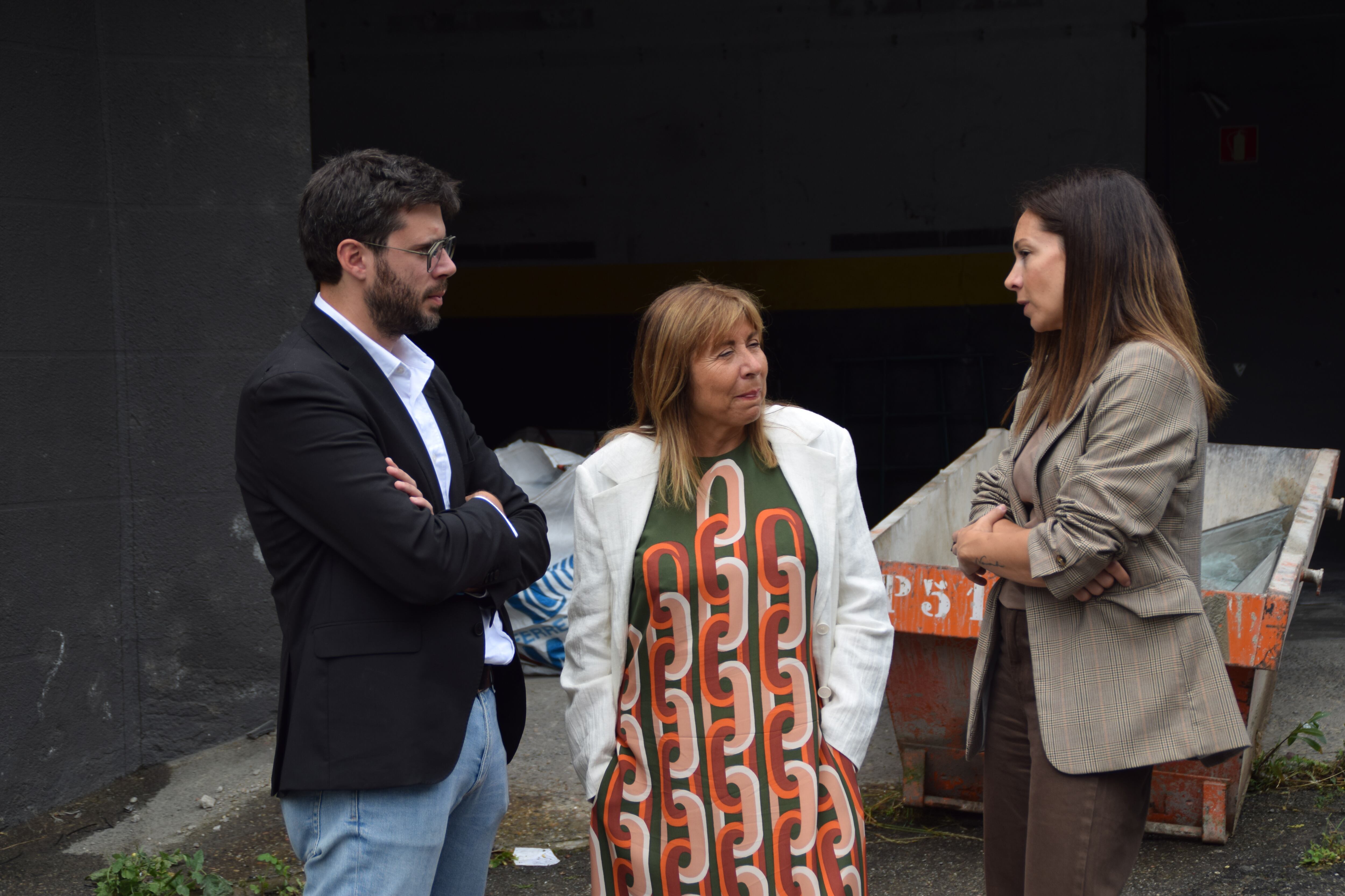 El cònsol de Sant Julià de Lòria, Cerni Cairat, amb la ministra d&#039;Habitatge, Conxita Marsol, i la cònsol menor de Sant Julià de Lòria, Sofia Cortesao, a l&#039;espai on aniran els pisos.