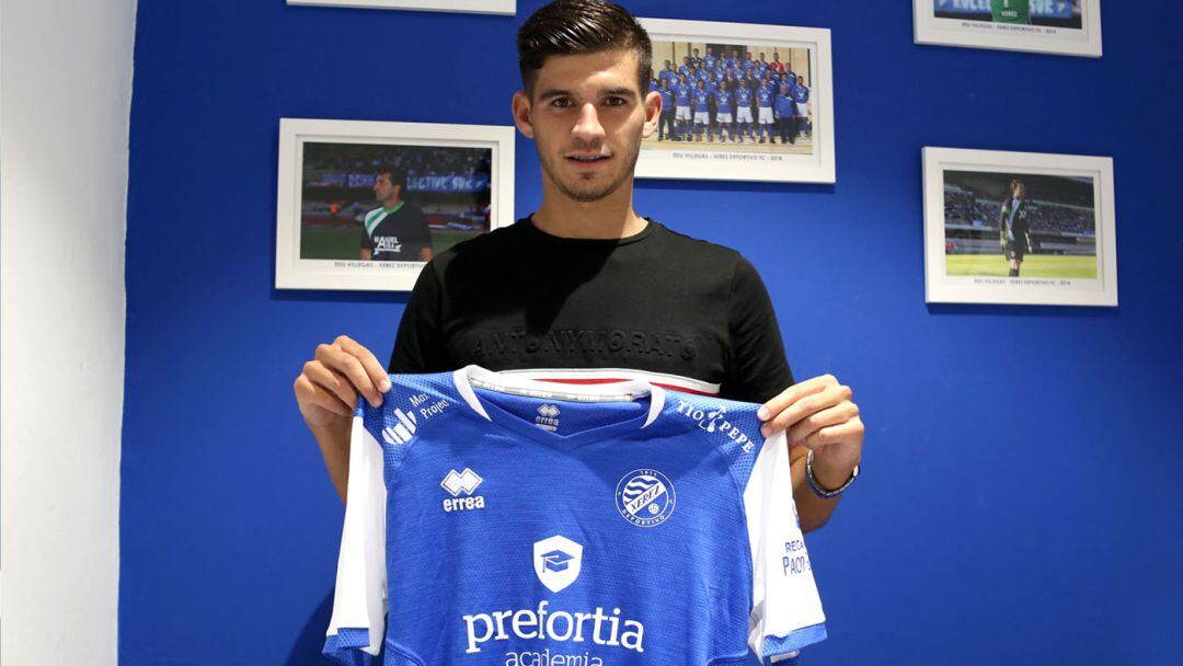 Jesús López posando con la camiseta del XDFC