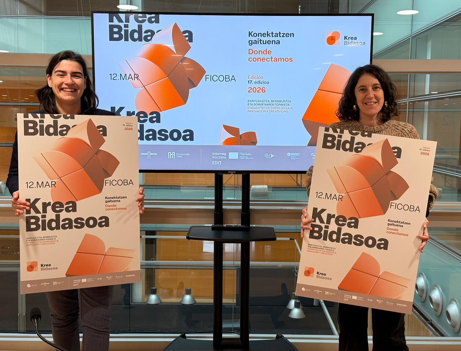 La presidenta de Bidasoa activa, Nuria Alzaga junto a la vicepresidenta, Estitxu Urtizberea.