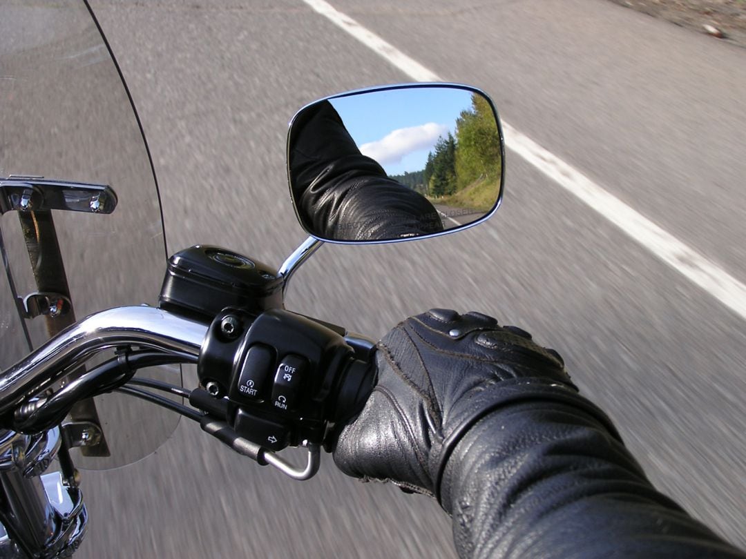 Los guantes son un elemento de seguridad a la hora de circular en moto. 