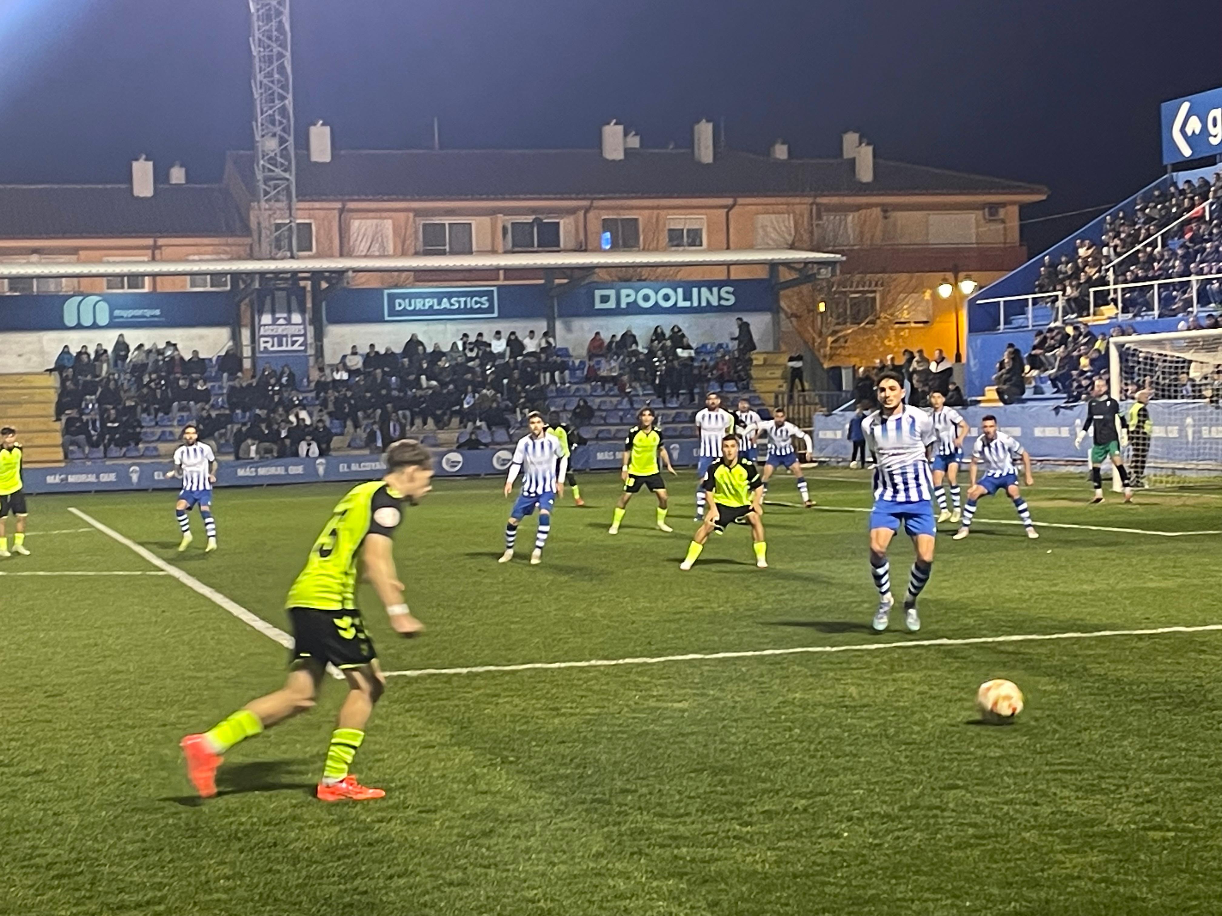 Instante del partido entre el Alcoyano y el Betis Deportivo