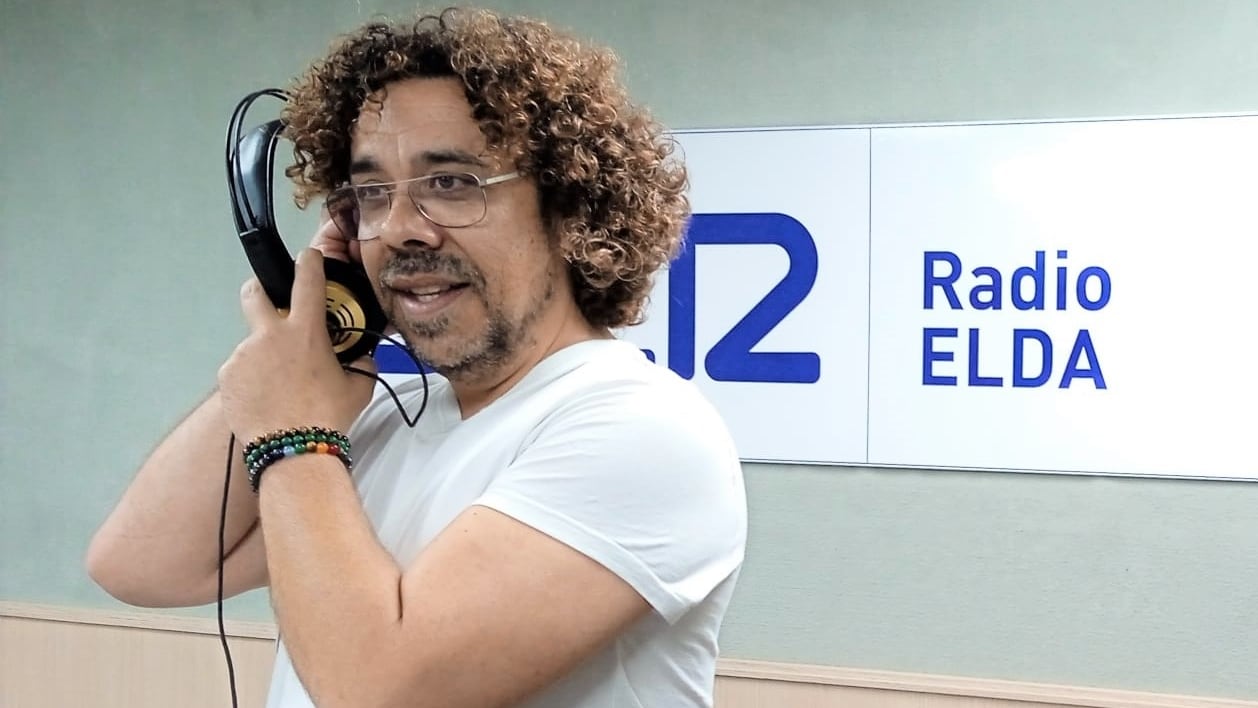 Ramón Mira, en el estudio de Radio Elda SER