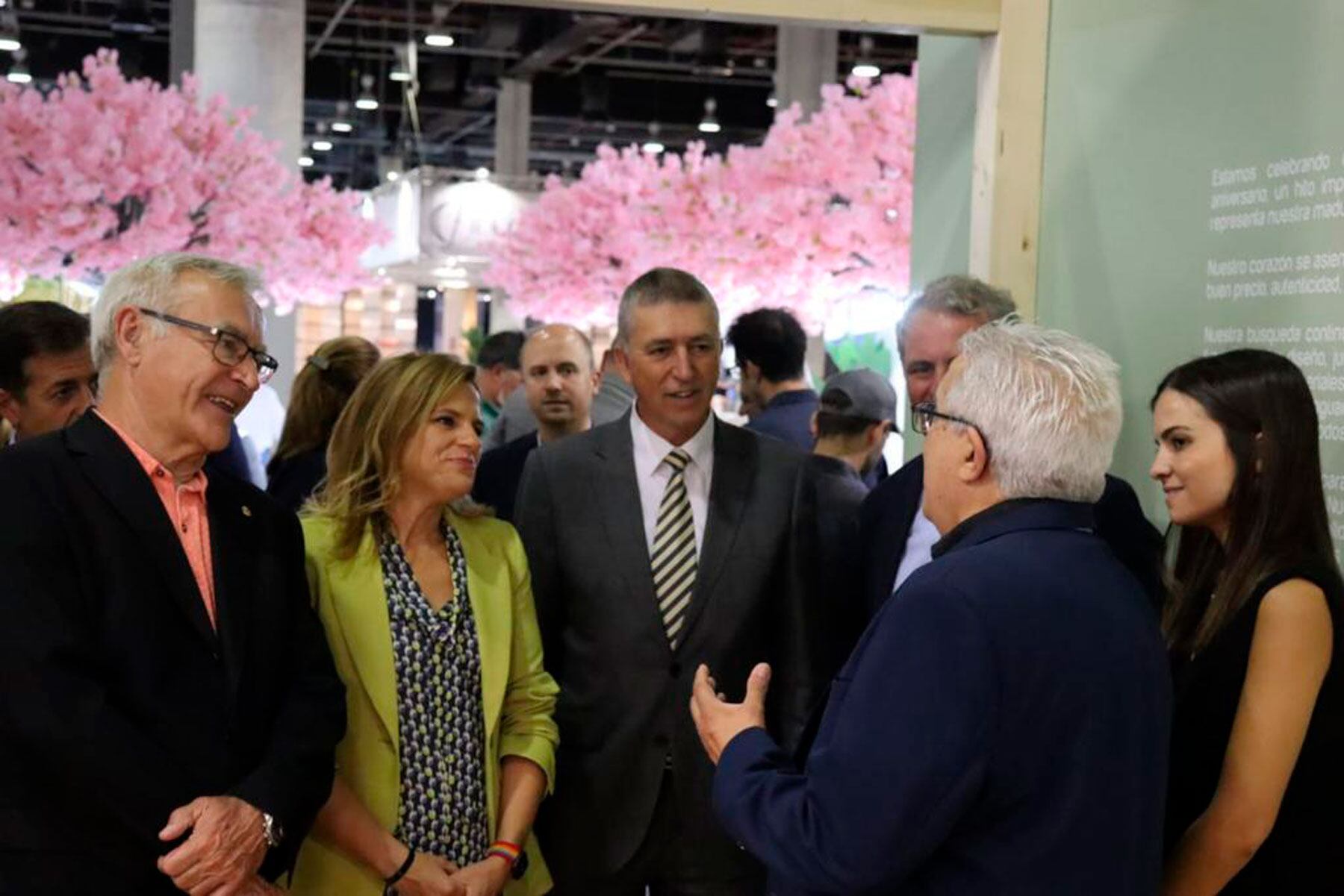 Climent junto al alcalde de València, Joan Ribó, recorriendo las instalaciones de la feria