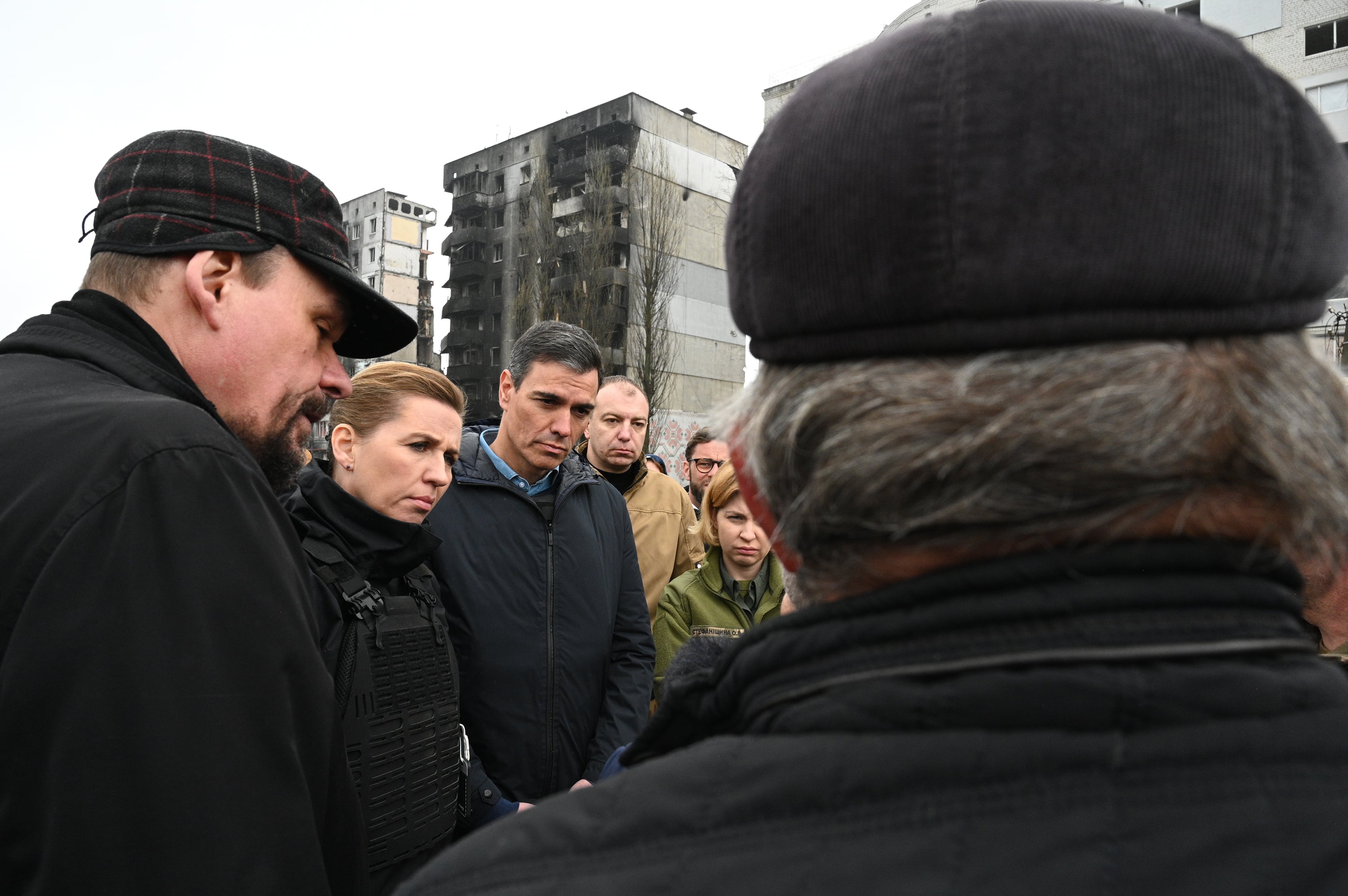 Pedro Sánchez recorre las devastadas calles de Borodyanka (Ucrania), durante su visita de apoyo a Ucrania tras la invasión rusa el pasado 24 de febrero.