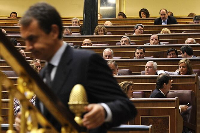 Zapatero y, al fondo, Rajoy, en un momento del debate sobre el estado de la nación