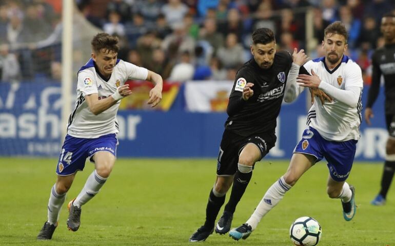 Alberto Benito agarra a Vadillo en una jugada del derbi ante el Huesca