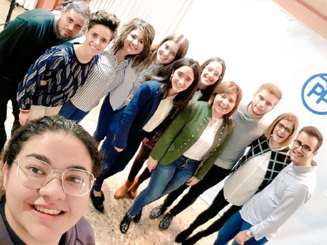 Isabel Bonig con militantes de Nuevas Generaciones en el acto de esta mañana