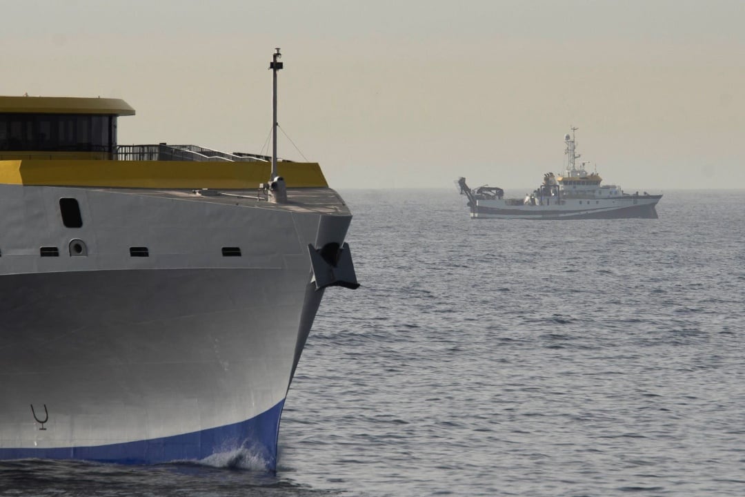 El buque del Instituto Español de Oceanografía (IEO) Ángeles Alvariño sigue rastreando este jueves los fondos marinos de la costa de Santa Cruz de Tenerife en busca de pistas sobre el paradero de las niñas Anna y Olivia, desaparecidas junto a su padre, To