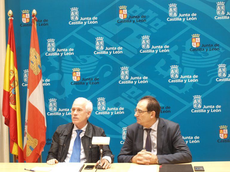 El delegado territorial de la Junta en Palencia, Luis Domingo González y el director provincial de Educación, Sabino Herrero