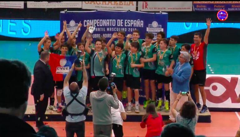 El C.V. Elche Salesianos celebra su título de campeón de España