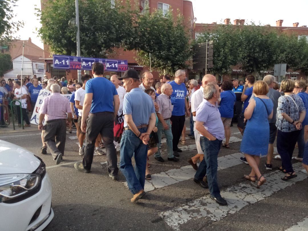 Vecinos participando en una de las concentraciones en pro de la Autovía del Duero