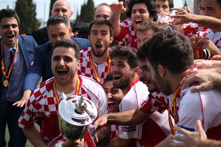 Zazu -con la Copa- junto a Ruba (a su izq) levantan el Trofeo que acredita a Castilla y León como la mejor selección nacional de la Copa Regiones de la UEFA. 