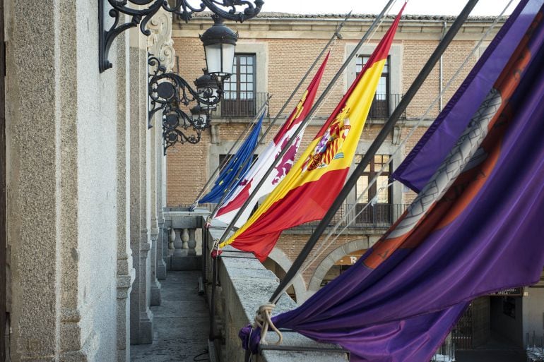 Banderas en el balcón del Ayuntamiento de Ávila