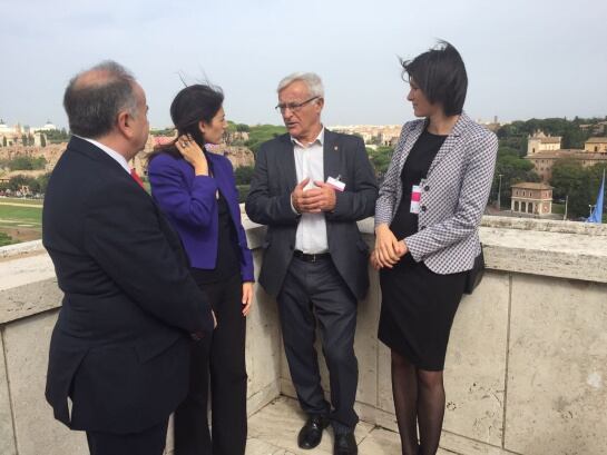 El alcalde de Valencia, Joan Ribó (en el centro) junto con la primera edil de Roma, Virginia Raggi (izquierda) y la alcaldesa de Turín, Chiara Appendino (derecha)